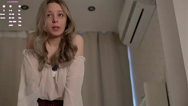 Snapshot of LeeryWonder chatting on February 12, 1:33 am LeeryWonder online show from February 12, 1:33 am