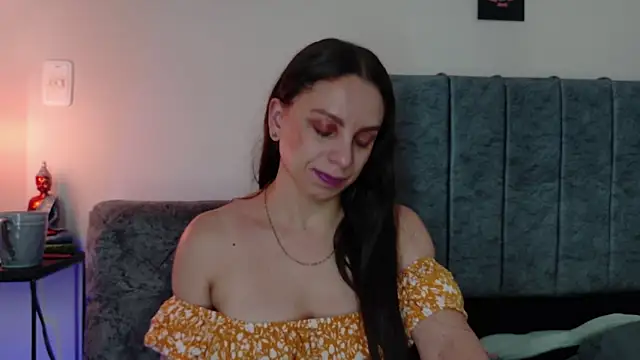 Snapshot of NatalyGuzman26 chatting on March 25, 12:27 am NatalyGuzman26 online show from March 25, 12:27 am