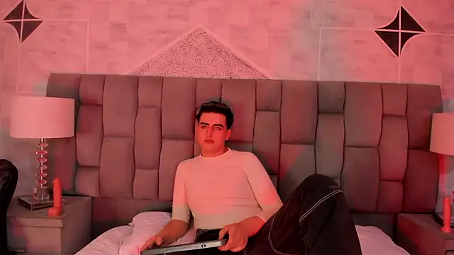 noahWolff  online show from February 14, 6:32 am