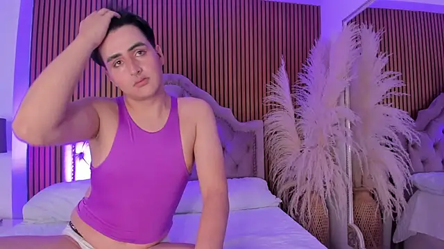 noahWolff  online show from February 15, 4:42 am