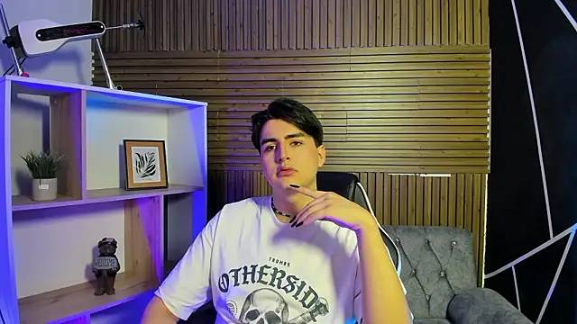 noahWolff  online show from February 26, 5:39 am