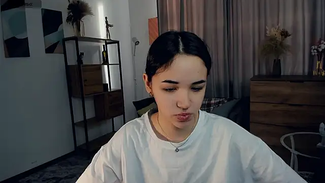 AvantgardAlone online show from February 8, 9:45 am