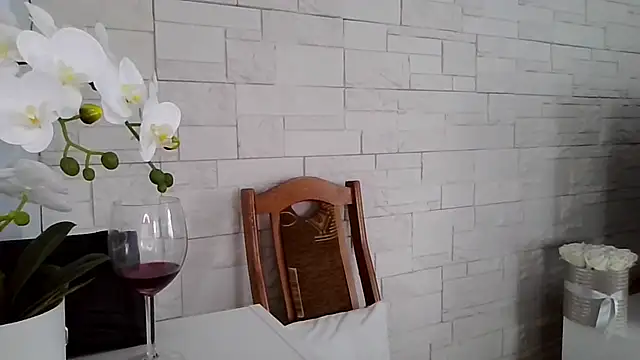 JuliaLovely online show from April 14, 2:01 pm