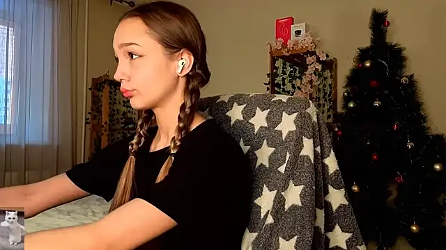 Snapshot of HoneyComfy chatting on February 11, 11:04 am HoneyComfy online show from February 11, 11:04 am