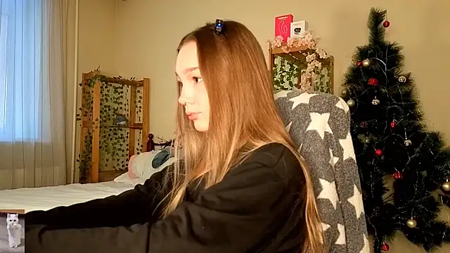 Snapshot of HoneyComfy chatting on February 15, 11:08 am HoneyComfy online show from February 15, 11:08 am