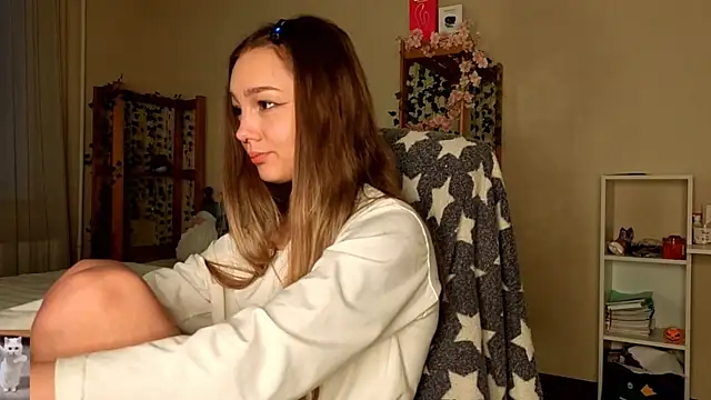 Snapshot of HoneyComfy chatting on February 17, 11:18 am HoneyComfy online show from February 17, 11:18 am