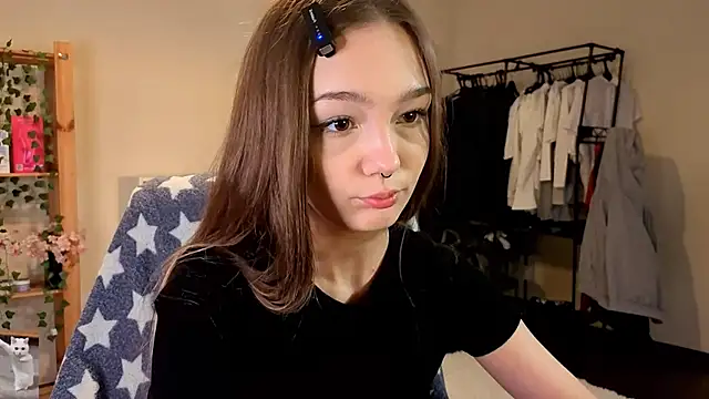 Snapshot of HoneyComfy chatting on April 3, 2:15 pm HoneyComfy online show from April 3, 2:15 pm