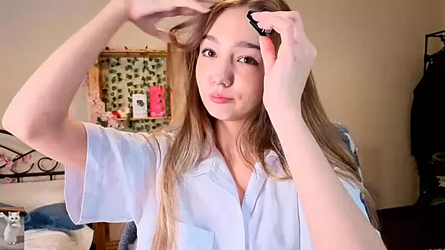 Snapshot of HoneyComfy chatting on April 8, 2:17 pm HoneyComfy online show from April 8, 2:17 pm