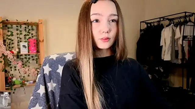 Snapshot of HoneyComfy chatting on April 11, 2:21 pm HoneyComfy online show from April 11, 2:21 pm