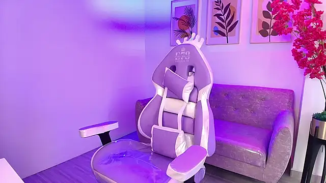 Snapshot of Maddie_T18 chatting on February 9, 11:25 am Maddie T18 online show from February 9, 11:25 am