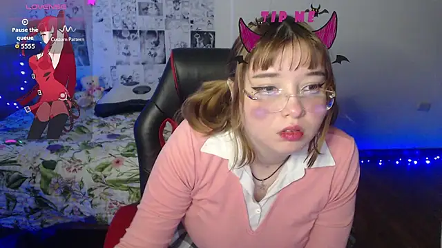 Snapshot of Cherrybloom692 chatting on February 8, 7:45 am Cherrybloom692 online show from February 8, 7:45 am