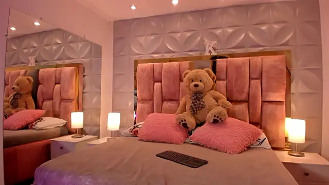 Snapshot of Paris_Velvet chatting on February 4, 10:15 pm Paris Velvet online show from February 4, 10:15 pm