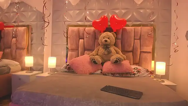 Snapshot of Paris_Velvet chatting on February 15, 11:12 pm Paris Velvet online show from February 15, 11:12 pm