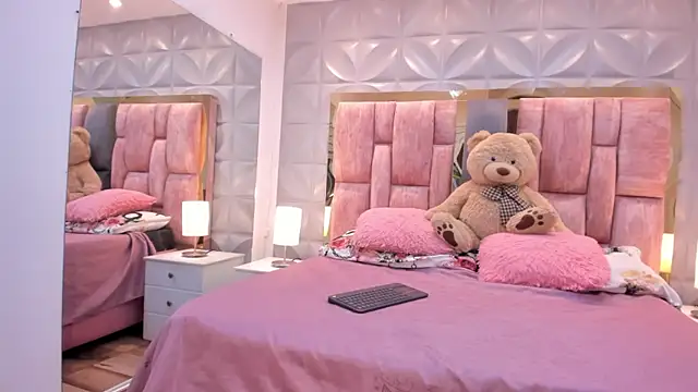 Paris Velvet online show from April 6, 11:38 pm