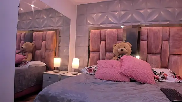 Paris Velvet online show from April 13, 11:32 pm