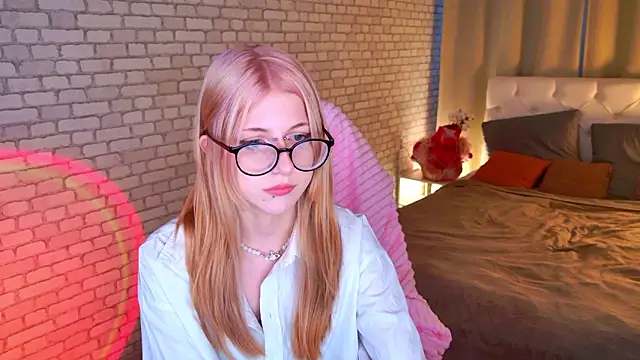 Snapshot of alicedews chatting on February 11, 1:49 pm alicedews online show from February 11, 1:49 pm