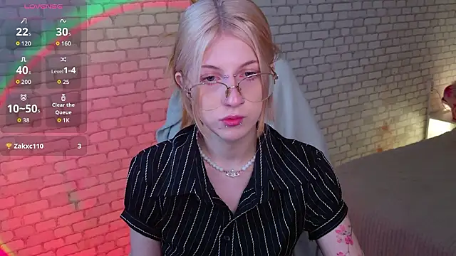 Snapshot of alicedews chatting on February 25, 1:43 pm alicedews online show from February 25, 1:43 pm