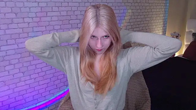 Snapshot of alicedews chatting on February 28, 1:45 pm alicedews online show from February 28, 1:45 pm