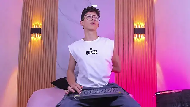 Christopher Hunter online show from February 24, 7:56 pm