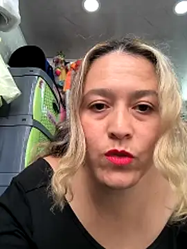 Snapshot of _luisaeliza_ chatting on April 25, 4:15 pm luisaeliza online show from April 25, 4:15 pm