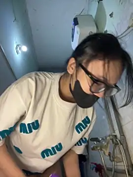 Snapshot of Leeeiuu chatting on February 1, 2:59 pm Leeeiuu online show from February 1, 2:59 pm