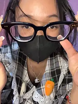 Snapshot of Leeeiuu chatting on February 20, 1:44 pm Leeeiuu online show from February 20, 1:44 pm