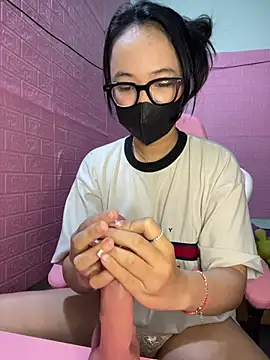 Snapshot of Leeeiuu chatting on February 25, 2:48 pm Leeeiuu online show from February 25, 2:48 pm