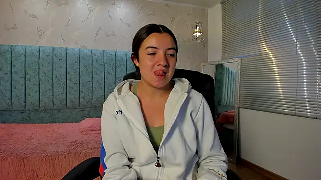 Snapshot of Tara_Parker chatting on February 14, 12:13 pm Tara Parker online show from February 14, 12:13 pm