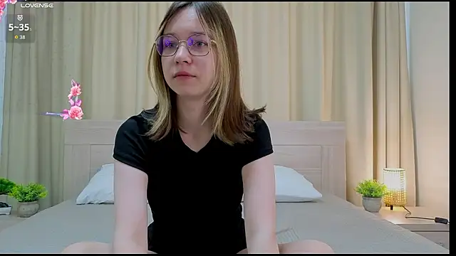 Snapshot of alorenna chatting on February 12, 6:19 am alorenna online show from February 12, 6:19 am