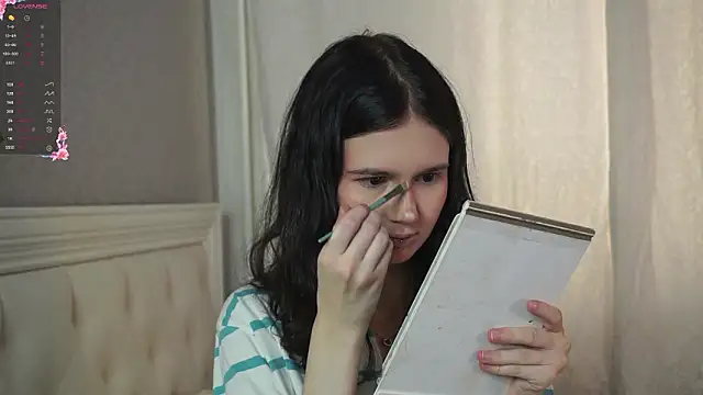 Snapshot of Glow_hollow chatting on February 7, 3:43 am Glow hollow online show from February 7, 3:43 am