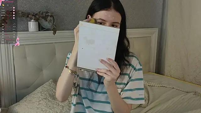 Snapshot of Glow_hollow chatting on February 8, 3:32 am Glow hollow online show from February 8, 3:32 am