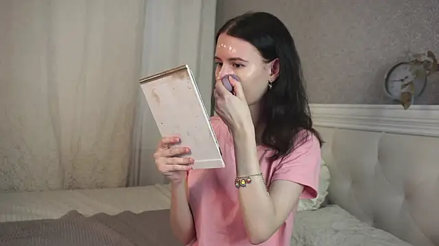 Snapshot of Glow_hollow chatting on February 11, 3:22 am Glow hollow online show from February 11, 3:22 am