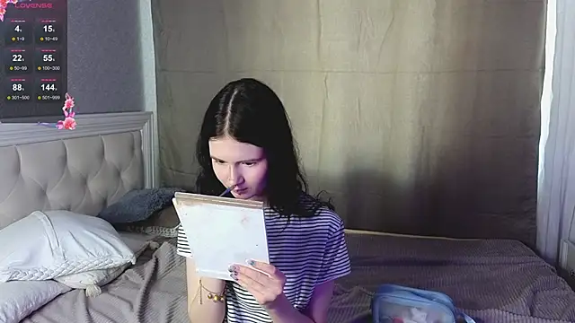 Snapshot of Glow_hollow chatting on February 22, 4:02 am Glow hollow online show from February 22, 4:02 am