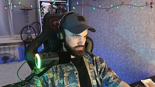 Snapshot of _Mostly_ chatting on February 7, 4:43 pm Mostly online show from February 7, 4:43 pm