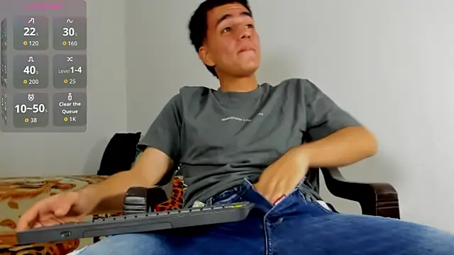 Snapshot of david_hot08 chatting on February 24, 6:44 am david hot08 online show from February 24, 6:44 am