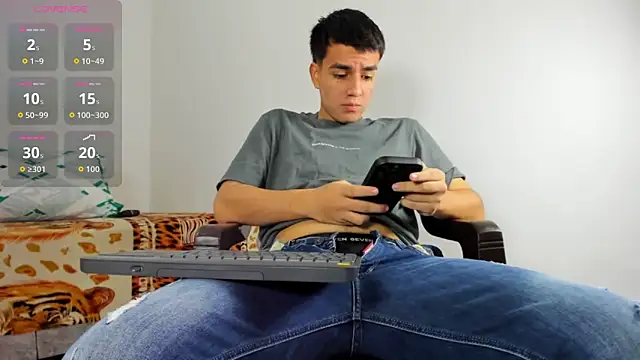 Snapshot of david_hot08 chatting on February 25, 3:27 am david hot08 online show from February 25, 3:27 am