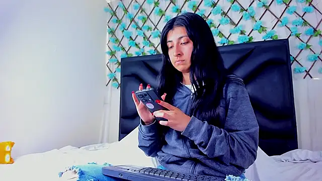 EmmaWilliamss4 online show from March 10, 3:28 pm