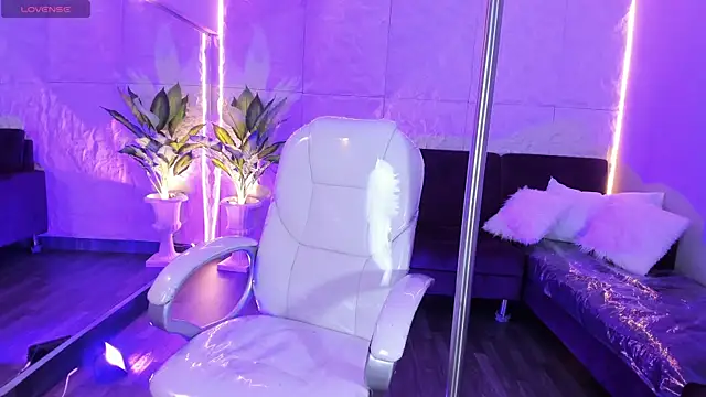 Snapshot of Ravenn21x chatting on February 7, 12:09 pm Ravenn21x online show from February 7, 12:09 pm