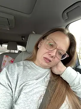 Snapshot of lickablelynn87 chatting on February 24, 3:21 pm lickablelynn87 online show from February 24, 3:21 pm