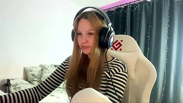 axin burnell online show from March 31, 6:19 pm