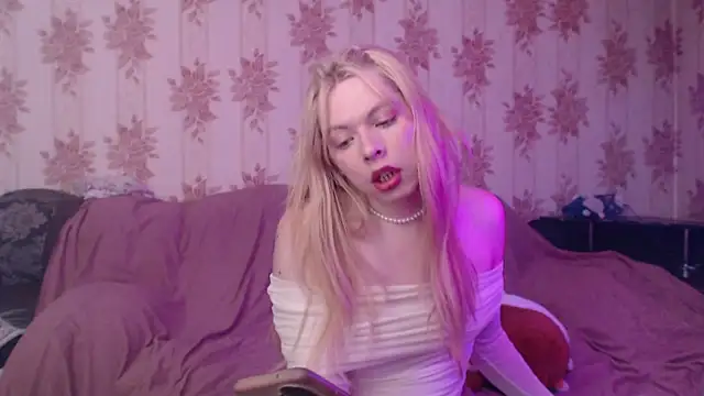 Snapshot of Cutie_Bambi chatting on February 10, 11:03 am Cutie Bambi online show from February 10, 11:03 am