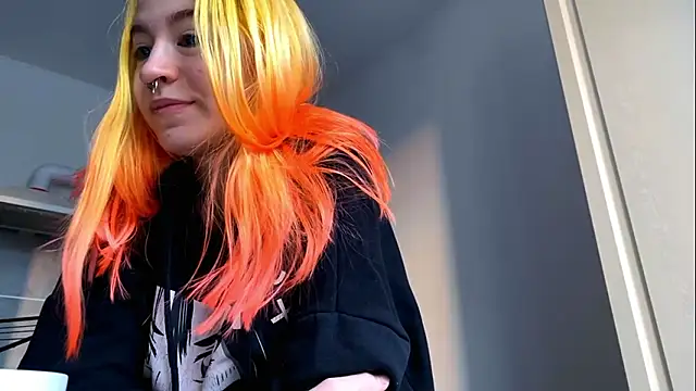 Snapshot of EmilyHein chatting on February 14, 6:10 am EmilyHein online show from February 14, 6:10 am