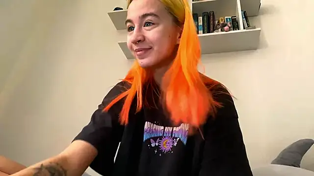 Snapshot of EmilyHein chatting on February 20, 6:10 am EmilyHein online show from February 20, 6:10 am