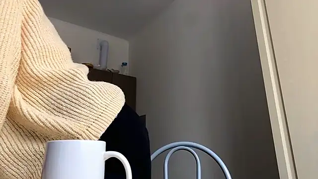 Snapshot of EmilyHein chatting on February 22, 6:13 am EmilyHein online show from February 22, 6:13 am