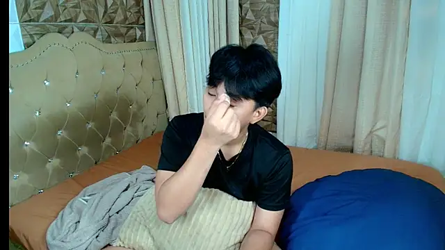 Snapshot of xlovercutietwink chatting on February 10, 4:33 pm xlovercutietwink online show from February 10, 4:33 pm