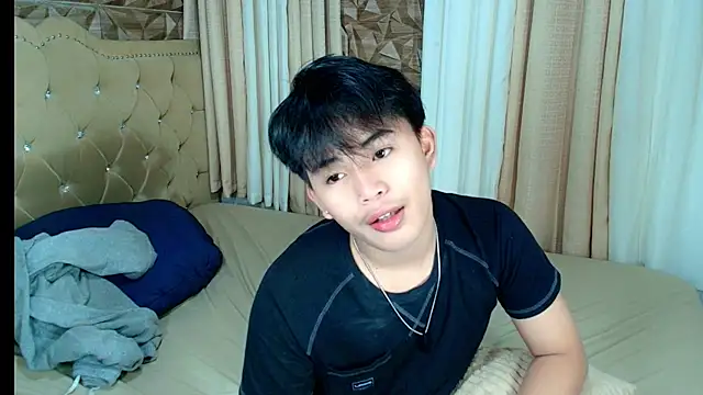 Snapshot of xlovercutietwink chatting on February 14, 5:53 pm xlovercutietwink online show from February 14, 5:53 pm