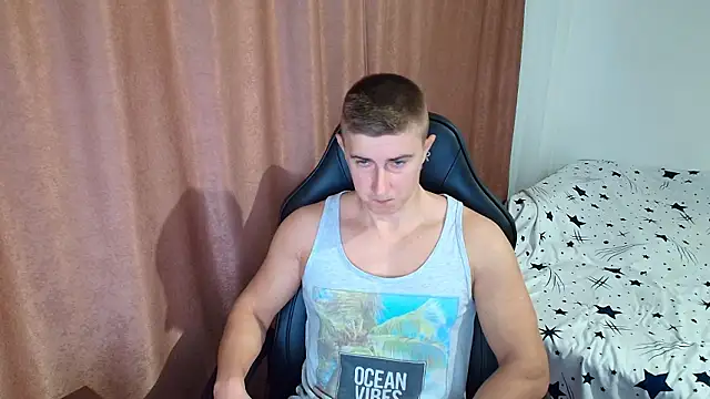 Snapshot of TodMusclePower9 chatting on February 3, 6:40 am TodMusclePower9 online show from February 3, 6:40 am