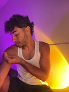 Snapshot of its_alejandro27 chatting on February 25, 1:59 am its alejandro27 online show from February 25, 1:59 am