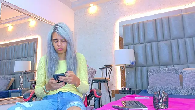 AlanaHouston online show from April 15, 4:30 am