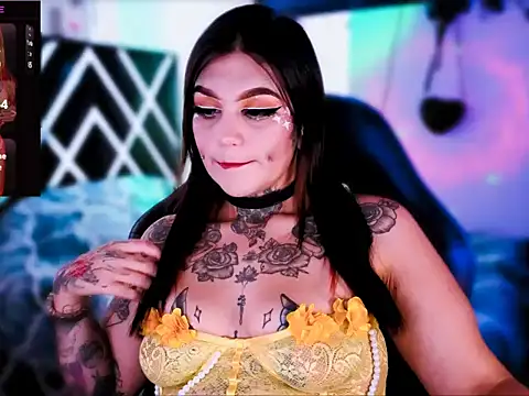 Snapshot of Zoeee_001 chatting on February 6, 7:39 pm Zoeee 001 online show from February 6, 7:39 pm